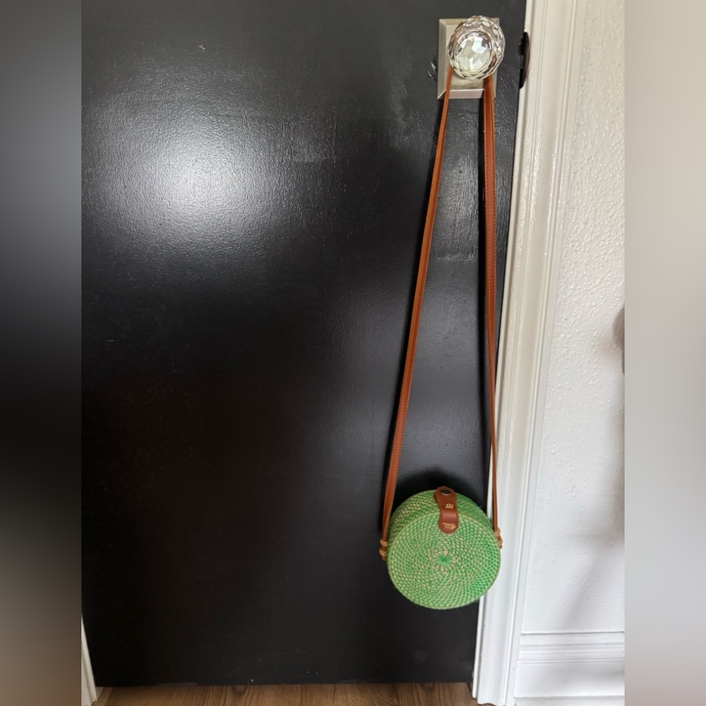 Green crossbody straw bag